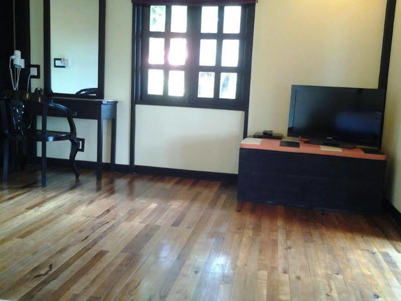 Hotel Port Hedonia Sihanoukville Esterno foto